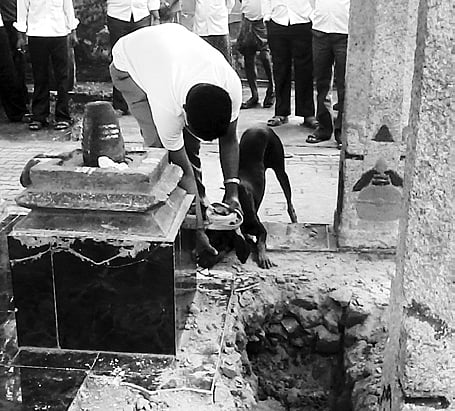 Hire Madakari Nayaka Samadhi dug for ‘gold’