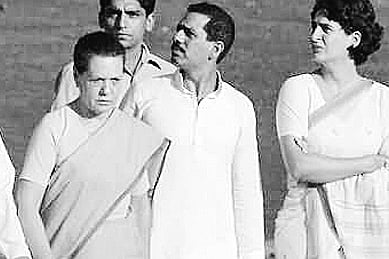 ‘Vadra got flats at throwaway prices’
