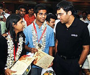World champion Viswanathan Anand (right) with Asian junior champions Mary Ann Gomes (left) and Ashwin Jayaram in Chennai on Sunday.