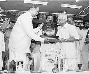 Justice R Basant presenting the Sree Guruvayurappan-Chembai Puraskaram to mridangam maestro Mavelikkara Velukutty Nair at Melpathur auditorium, Guruva