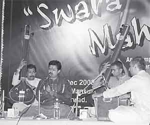 Prasanna Gudi started his 24 hour concert on Sunday rendering ragas at Kalabhavan in Dharwad to create a Guinness record