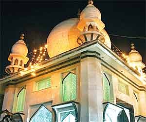 KK Sheriff has built a Taj-like tomb for his wife. Also in the compound are a replica of the Red Fort, a madrassa, an art gallery, a mosque and a hal