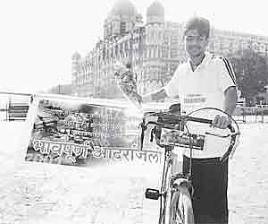 Dhiraj Revankar at Hotel Taj paying homage to the victims of the recent terror attacks on Mumbai