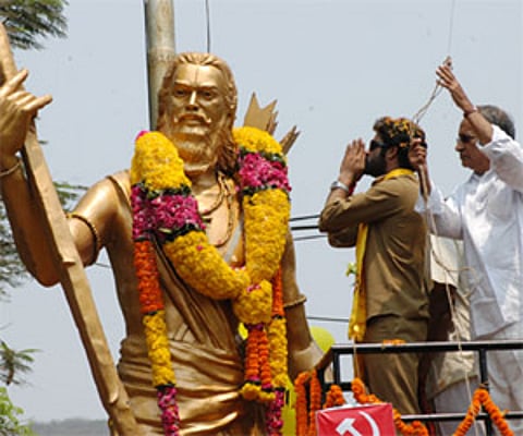 HOMAGE: TDP star campaigner NTR Jr offering tributes to Alluri Sitarama Raju at Tatichetlapalem in Visakhapatnam on Thursday.