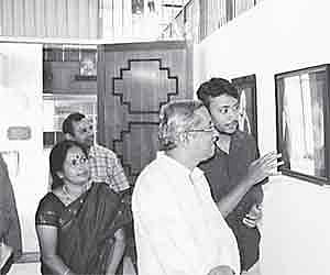 CAVA dean Deshpande viewing the pencil sketch display at the exhibition of Yashaswi Ram at Kalamandir, in Mysore on Thursday.