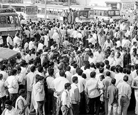 Congress workers staging a rasta roko at Benz Circle centre in Vijayawada on Thursday in protest against the Union Government’s decision to bifurcate
