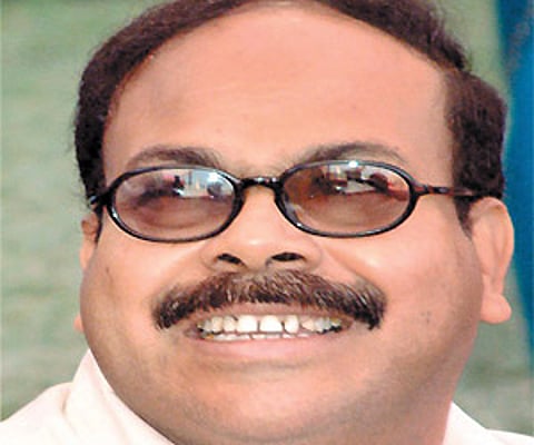 IAS officer shoots family, self