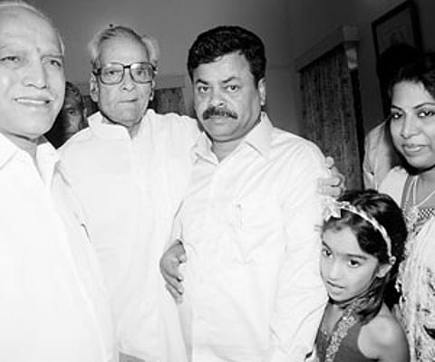 Minister Renukacharya with his wife, daughter, former vice-president Bhairon Shingh Shekawat and Chief Minister B S Yeddyurappa after the swearing-in