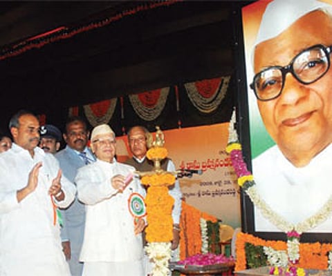 Governor ND Tiwari paying tributes to former chief minister of Andhra Pradesh Kasu Brahmananda Reddy at his birth centenary celebrations in Hyderabad