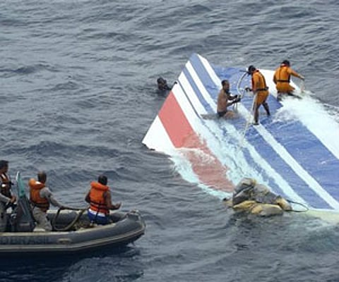 Brazil's Navy sailors recover debris from the missing Air France jet at the Atlantic Ocean.(Photo:AP)