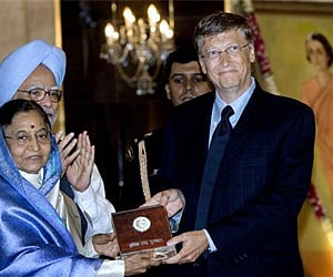 President Pratibha Patil hands over the Indira Gandhi Prize for Peace to Bill Gates, as Prime Minister Manmohan Singh applauds in New Delhi. (AP)