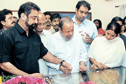 Actors S Ve Shekar, Kamal Haasan and poet Vaali pay their last respects to the actor. |File Photo: Only for representation purpose.