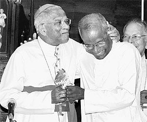 Varkey Cardinal Vithayathil greeting Fr Paul Thelakkat on his 60th birthday as Thrissur Archbishop Mar Jacob Thoomkuzhy looks on.