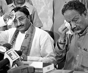 Ramesh Pokhriyal (left) with outgoing Chief Minister B C Khanduri at a press conference in New Delhi on Wednesday.