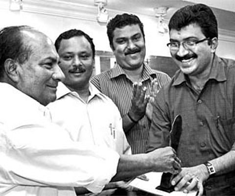 The New Indian Express senior reporter G.Rajiv receiving the V Krishnamurthy award instituted by the Thiruvananthapuram Press Club from Union Defence