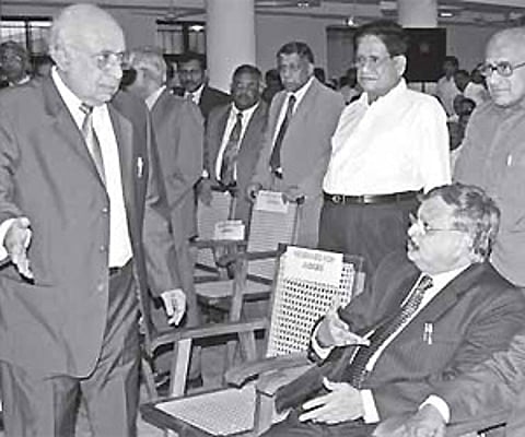 Justice K T Thomas inviting Chief Justice of India K G Balakrishnan (extreme right) and Kerala High Court Chief Justice S R Bannurmath to the dais.
