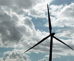 A power-generating windmill turbine is seen in Bonneval near Orleans, France in this November 23, 2008 (File photo / Reuters)
