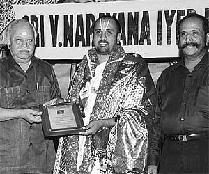 Justice T N Vallinayagam, (third from left) conferring the title `Pravachana Vachaspathi’ on Dr Ananntha Padmanabhachariar as Narayana Vishwanath, (L)