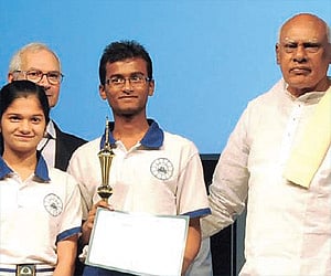 Chief Minister K Rosaiah with schoolchildren after presenting the Green I Contest certificates at the 7th Green Building Congress on Thursday.