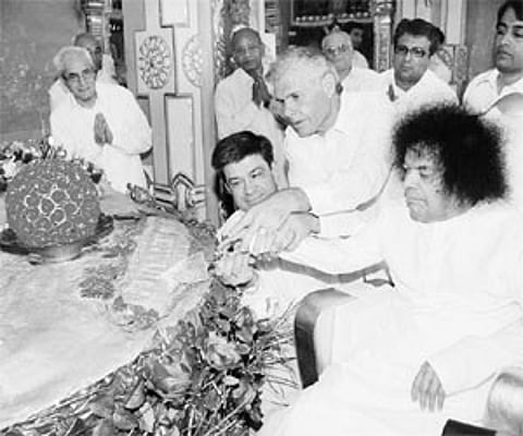 Satya Saibaba cutting cake on his birthday at Prashanti Nilayam on Monday.
