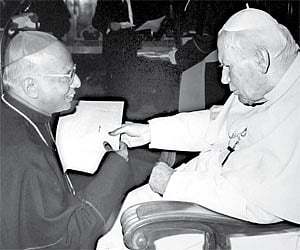 Archbishop Daniel Acharuparambil with Pope John Paul-II during a visit to the Vatican. (File photo)