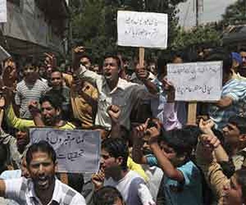 Hurriyat leader behind stone pelting