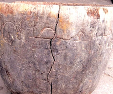 A wooden paddy measure (marakkal); and oil containers, of which two carry Chinese inscriptions, found at Sembianmahadevi. (EPS)
