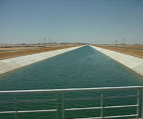 Sheikh Zayed canal of New Valley project, Libyan desert, Egypt. (Photo from / Wikimedia Commons)