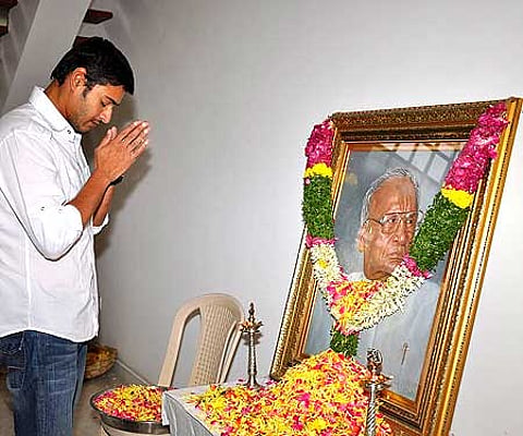 Tollywood actor Mahesh Babu paying floral tributes to noted producer and poet MS Reddy who passed away in Hyderabad on Sunday|Express Photo.