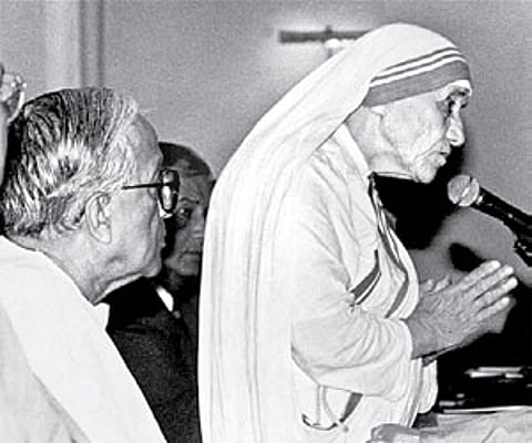 Jyoti Basu with Mother Teresa. (File photo)