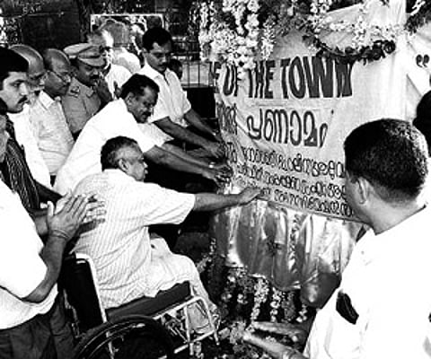 Simon Britto MLA, A M Yousef MLA, Superintendent of Police T Vikram and others honouring the banyan tree at Thottakkattukara junction in Aluva on Sund
