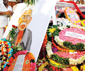 A painting of Ayyappan done by Fine Arts College students and the wreath placed by the inmates of Gandhi Bhavan, Pathanapuram. (ENS)