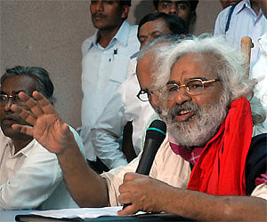 Singer Gadar addresses a media conference before he left for the Telangana Praja Front's (TPF's) Palle Baata programme in Hyderabad on Thursday. ENS