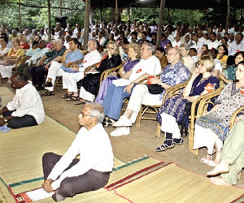 Public listening to Ricardo Lindemann’s lecture at the Theosophical Society.