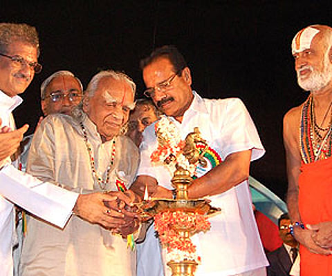 Karnataka Chief Minister and Yogacharya BKS Iyengar inaugurate the Yoga-Naturopathy Arogya Expo in Bangalore on Friday I Suresh Nampoothiri.