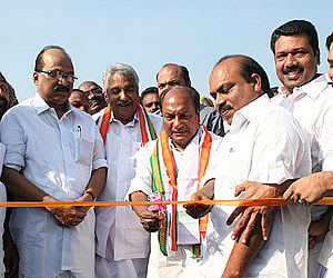 Defence Minister A K Antony inaugurating the Venduruthy-Vikrant bridge in Kochi on Saturday | EPS