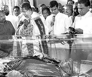 Bishop of Vijayapuram Diocese Mar Sebastian Thekethecheril paying last respects to former Bishop Peter Thuruthikonam | Express photo