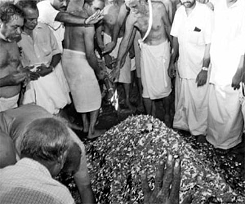 The kin of NSS president P K Narayana Panicker performing his last rites at Vazhapally in Changanassery on Thursday | Rajeev Prasad