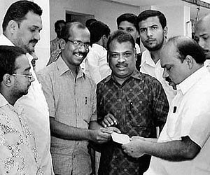 Dr Sukumar Azhikode exchanging pleasantries with Marxist ideologue P Govinda Pillai after receiving the Parumala Mar Gregorios award (File photo)