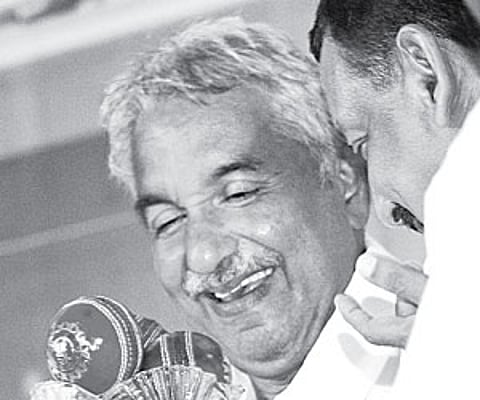 Chief Minister Oommen Chandy receiving a memento from Kerala Cricket Association secretary TC Mathew| Express.