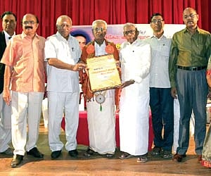 Film writer and critic Aaroor Dass receiving the award