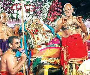 Priests showing Mangalasutram of Goddess Sita to devotees before Sutradharana at Sri Sita Rama Kalyanam held at Bhadrachalam| Express Photo.