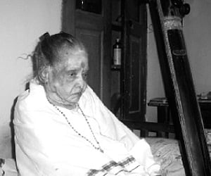 Manku Thampuran with the thambura presented to her by Madras Music Academy