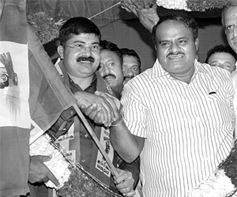 JD(S) state president HD Kumaraswamy welcoming former Bajrang Dal convenor Mahendra Kumar to the party in Bangalore on Sunday | Nagaraja Gadekal