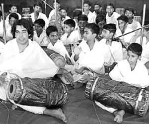 Korambu Vikraman Namboothiri and disciples performing the mridangam concert | Express