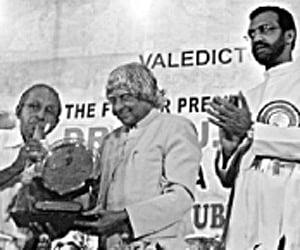Fomer President A P J Abdul Kalam presenting a memento to Jnanpith awardee O N V Kurup| Express Photo.