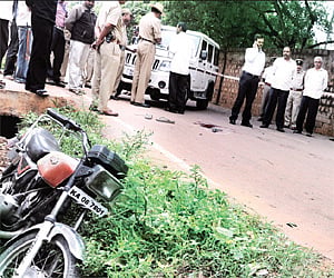 Police officers at the shootout spot on Hessarghatta Main Road in Bangalore on Sunday. (Inset) Vinay Kumar and Dhaba Murthy the accused who were arres