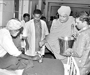 Sri Jagadguru Sri Tontada Siddhalinga Mahaswamiji gives milk to patients at a Government Hospital and (top) the Shivaanubhava mantapa in Dambal. EPS