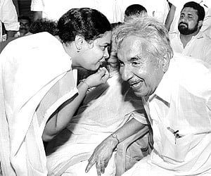 Sindhu Joy, who severed her ties with the SFI and the CPM, with Kerala Opposition Leader Oommen Chandy in Kottayam on Thursday | B P Deepu