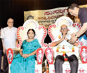 Writer A R Mitra being honoured by Lokayukta Justice Santosh Hegde